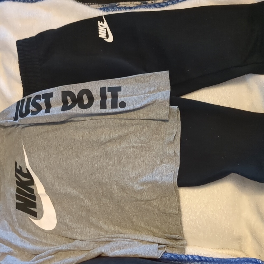 Nike 4/5 boys joggers set! Like new!